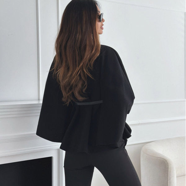 LOUISE | Moderner schwarzer Poncho mit Gürtel